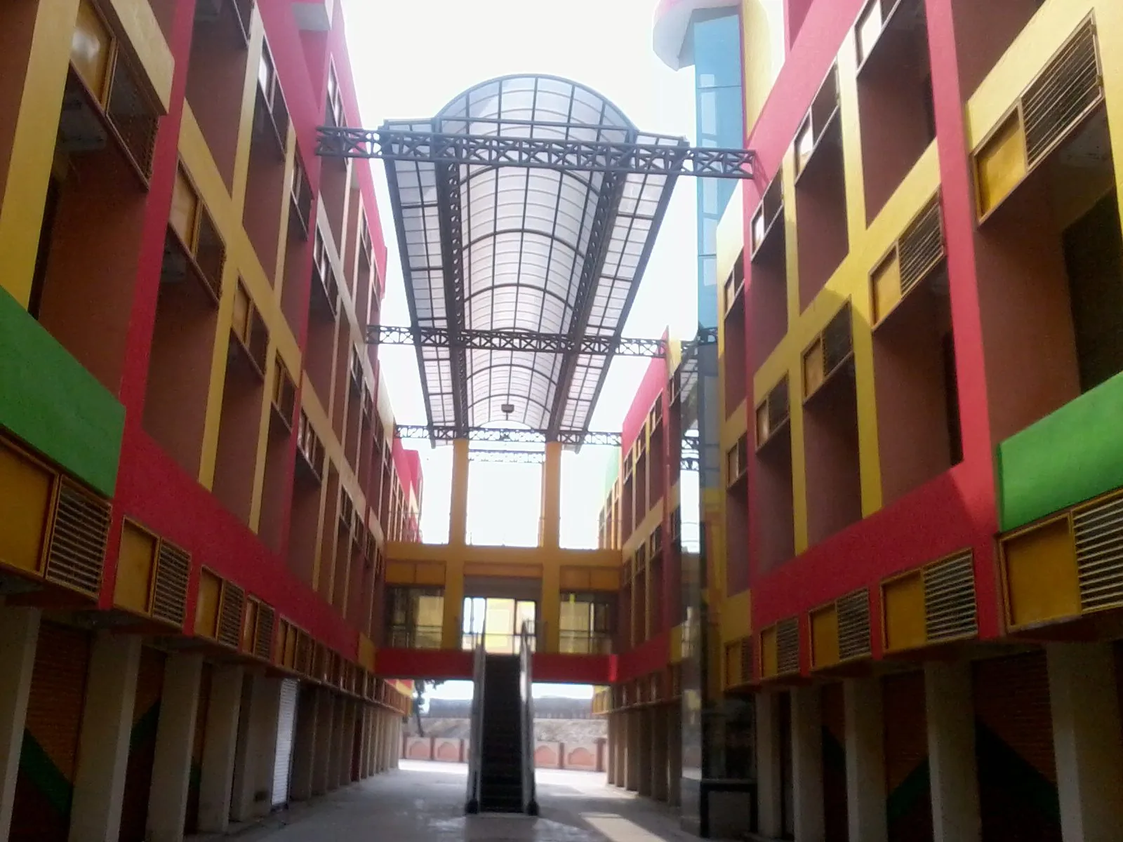 Curved translucent polycarbonate roof by Gallina India over a courtyard